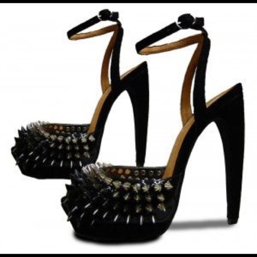 ‼️ISO Jeffrey Campbell Lancer‼️